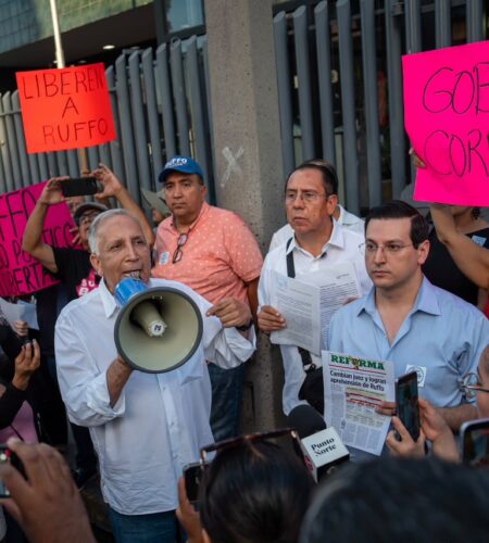Militantes del PAN exigen la liberación de Ernesto Ruffo frente a la FGR en Tijuana