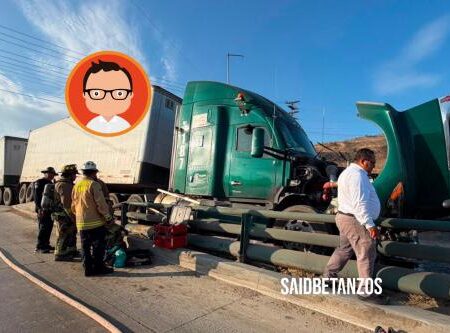 Tráiler de doble remolque choca contra muro y provoca caos vial en el bulevar Insurgentes
