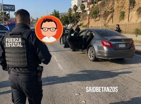 Abate policía de la FESC a joven que sube de ‘sorpresa’ a su auto para atacarlo