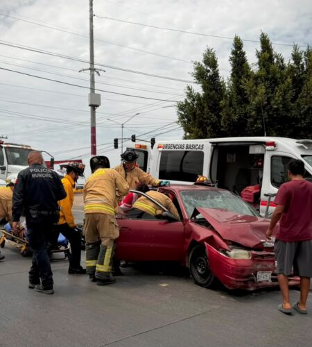 Choque entre ambulancia y vehículo particular deja cuatro personas lesionadas en Tijuana