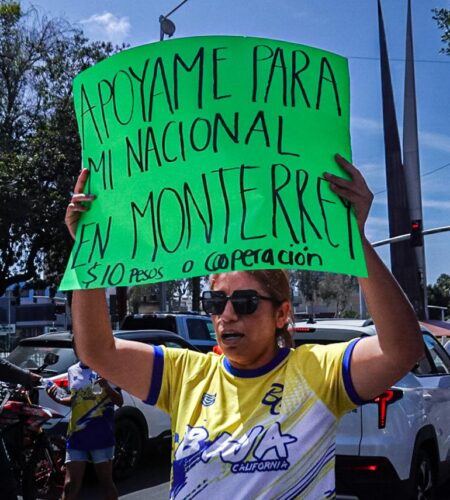 Madres venden agua para llevar a niñas de Baja California a torneo nacional de fútbol