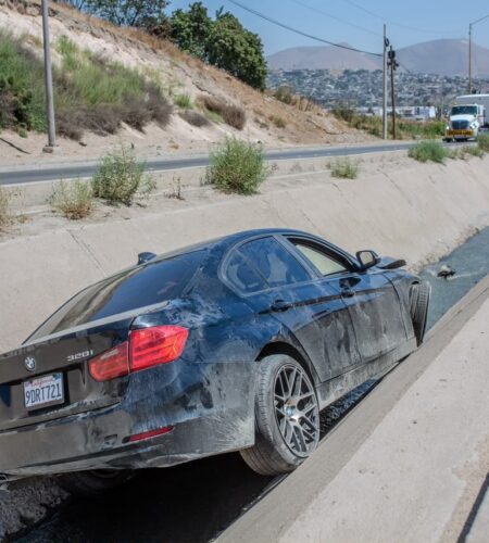 Un neumático reventado causa accidente en el bulevar Gato Bronco