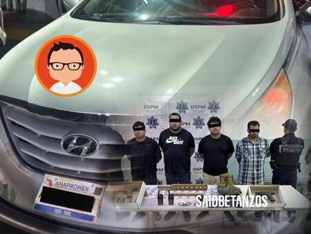Caen cuatro con armas en auto robado en EU; llevaban esposas y luces tipo patrulla