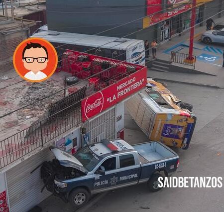 Chocan patrulla y transporte público, este último se volcó