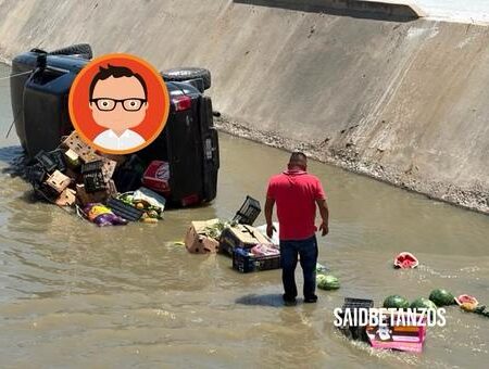 Conductor cae con su pickup a canalización del bulevar Los Olivos