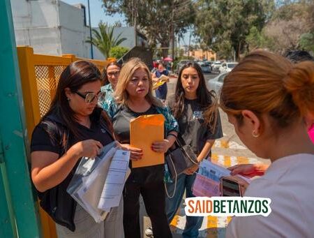 Padres acuden a la Preparatoria Federal Lázaro Cárdenas a conseguir un lugar para sus hijos