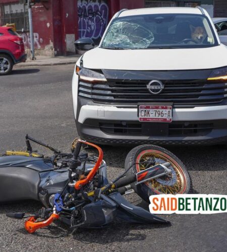 Motociclista sale proyectado contra parabrisas tras choque