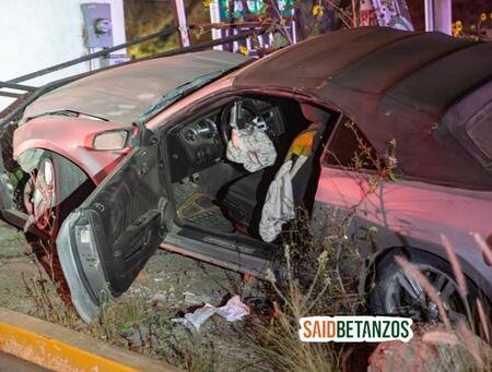 Abandona Mustang tras chocar contra una gasolinera