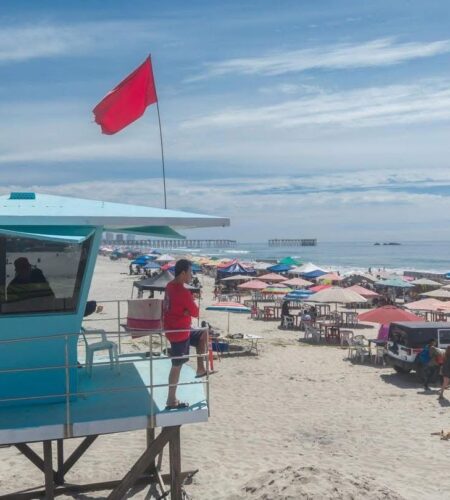 Bomberos Rosarito brinda atención a visitantes por picaduras de mantarrayas