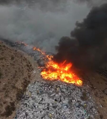 Incendio en basurero clandestino genera humo visible en varios puntos de Tijuana