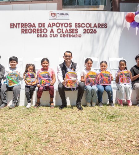 Gobierno Municipal entrega útiles escolares a 200 alumnos en Otay Centenario