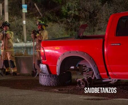 Conductor se distrae, choca contra banqueta y vuelca en su pickup
