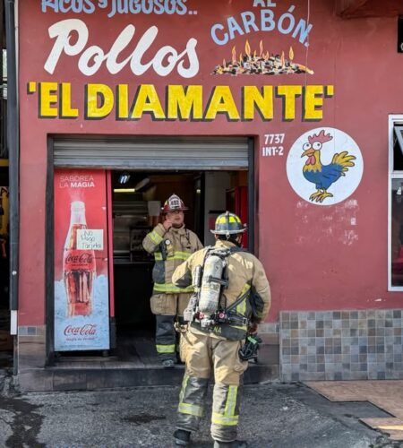 Bomberos atiende conato de incendio en pollería de la colonia Independencia