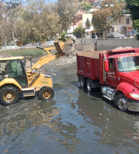 Tijuana realiza labores de limpieza en desarenadores para temporada de lluvias