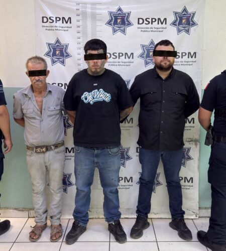 Policía Municipal de Mexicali detiene a tres sujetos por robo violento de dos vehículos
