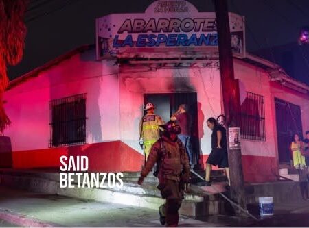 Vecinos controlan incendio en abarrotes de la Francisco Villa
