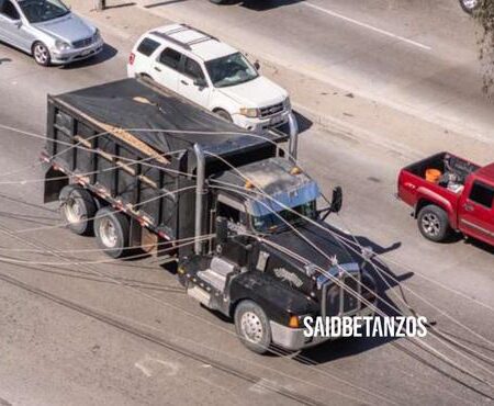 Camión derriba poste y cables caen sobre tres vehículos