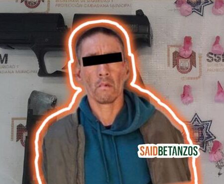 Trata de ocultarse “dealer”entre vehículos, lo arrestan y le encuentran pistola de utilería