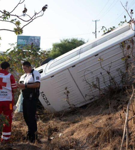 Taxi de ruta vuelca en Tejamen dejando ocho lesionados