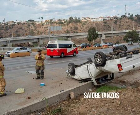 Automovilista resulta lesionado tras volcarse en su pickup rumbo a Playas