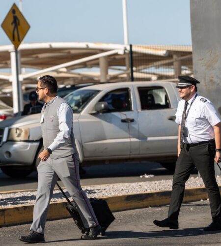 Dos heridos por arma de fuego llegan al aeropuerto de Tijuana; uno fallece