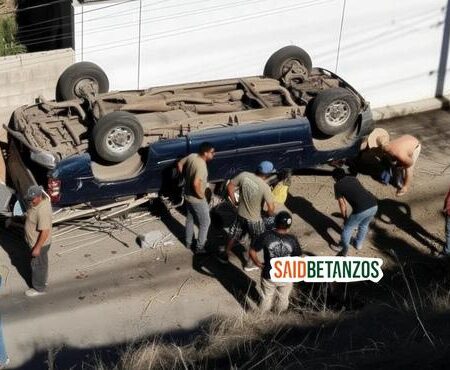 Adolescente resulta lesionada a caer en reversa camioneta a un barranco