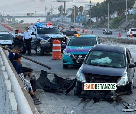Se salvan de milagro tras chocar contra un muro en el bulevar 2000