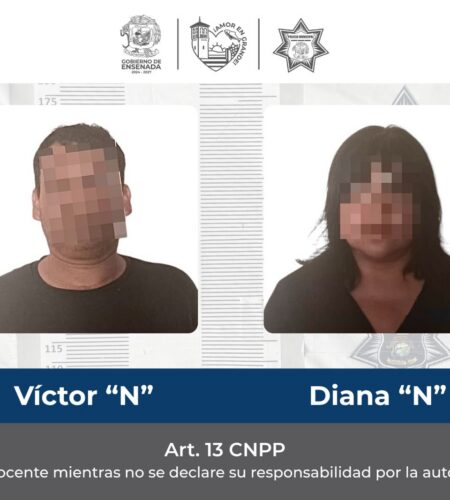 Pareja pelea en la calle y terminan en la cárcel