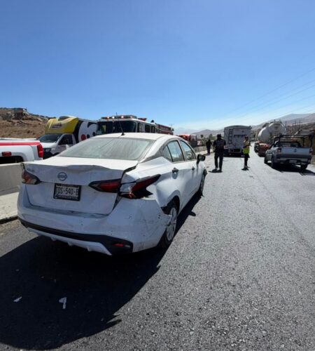Tráiler embiste cuatro vehículos y deja siete personas lesionadas en carretera Tecate-Tijuana