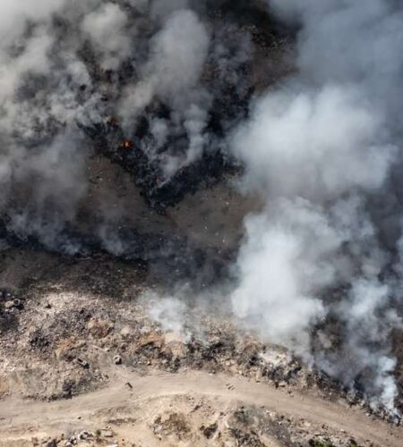 Salvatierra bajo humo por incendio en basurero clandestino