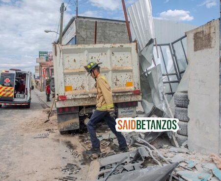 Dompe cargado con tierra se impacta contra dos negocios