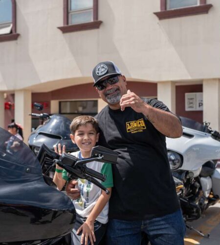 Bikers de California llevan alegría y juguetes a niños en Rosarito