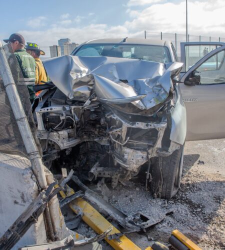 Accidente en el viaducto elevado deja a mujer lesionada y daños en vehículo