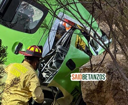 Rescatan a persona atrapada en taxi que cayó a barranco; atienden a 27