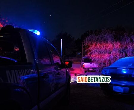 Pareja baleada busca refugio en su casa y choca contra el auto de un vecino
