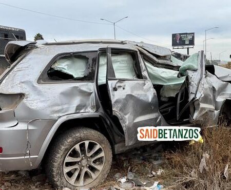 Sale ileso tras dar varias vueltas en su camioneta sobre la Vía Rápida