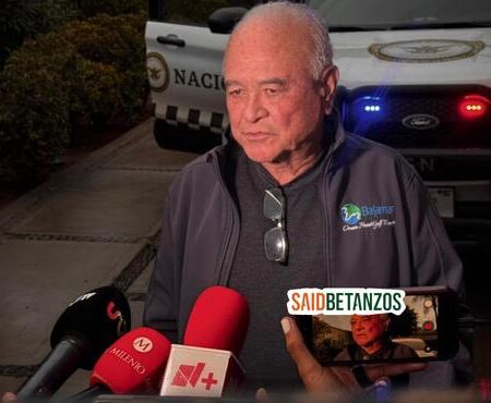 Ernesto Ruffo llega a su casa en Ensenada; lo reciben familiares y simpatizantes