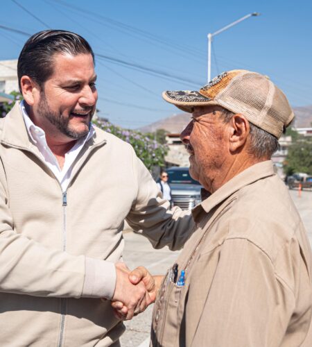Supervisa Ismael Burgueño obra de pavimentación en la colonia El Niño