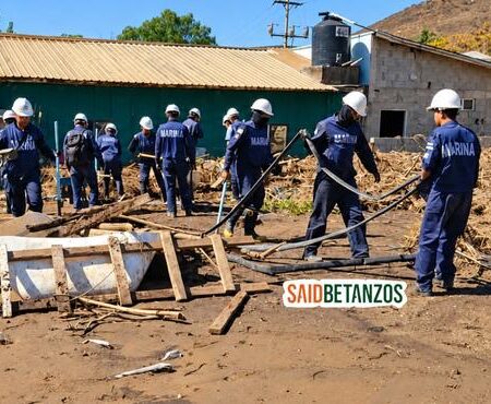 Retiran tierra y lodo de casa hogar afectada por Rachel en Ensenada