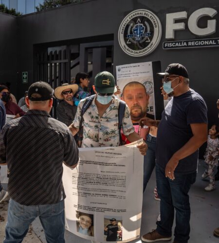 Vecinos de Ángeles del Pacífico protestan ante la FGE por presunto fraude inmobiliario y amenazas