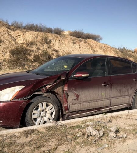 Vuelca automóvil tras choque en el bulevar 2000; no reportan heridos