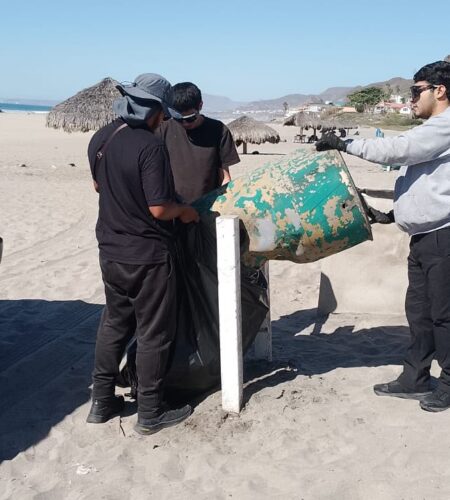 Mantienen limpieza en playas de Rosarito y llaman a cuidar el litoral