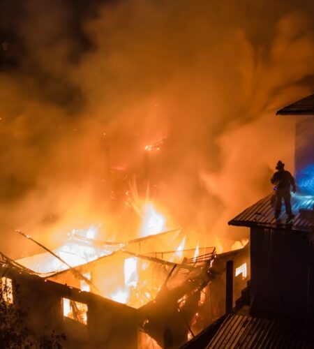 Incendio consume seis viviendas y deja a más de 30 personas damnificadas en Tijuana