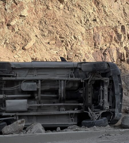 Camioneta vuelca en la curva de El Cimarrón, sobre el bulevar 2000