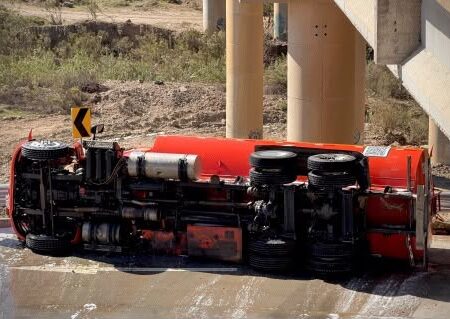 Vuelca pipa de combustible en el bulevar 2000