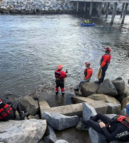 Capacitan a 20 bomberos de Tijuana en rescate en aguas rápidas