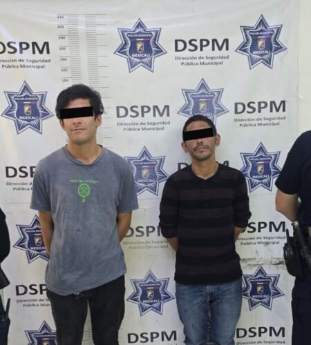 Detienen a dos hombres por robar maletas a un transeúnte; uno tenía orden de aprehensión