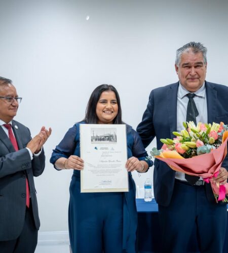 Reconocen 25 años de trayectoria de Julia González Ramos en la Asociación de Agentes Aduanales