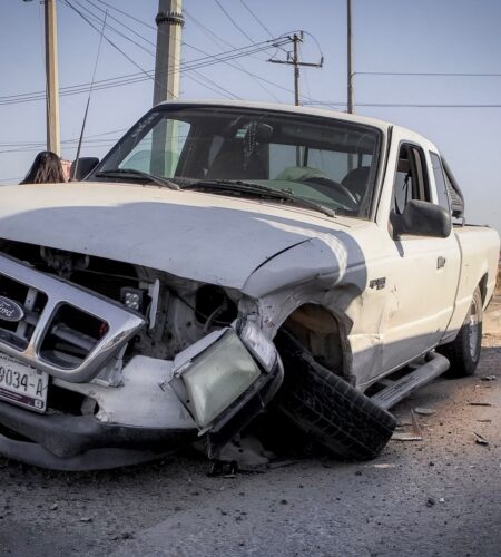 Choque en retorno de IMOS deja daños a camioneta de albañil