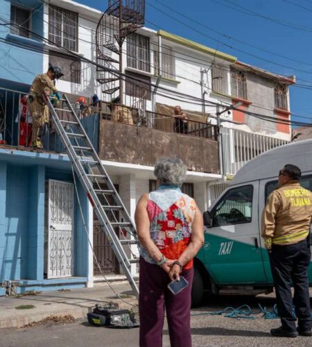 Rescatan a hombre electrocutado mientras impermeabilizaba una vivienda